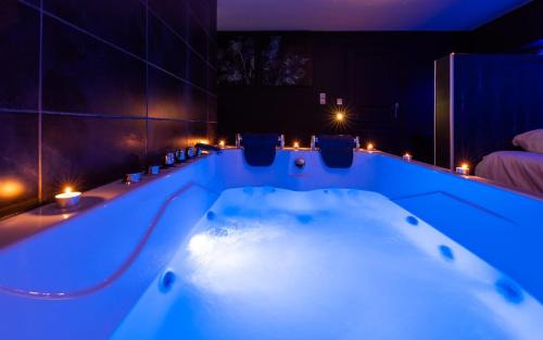 Poincare - Foch - Anatole France - Croix de Bourgogne Apartment | Relaxing Suite Boréale with Private Spa & Hot Tub