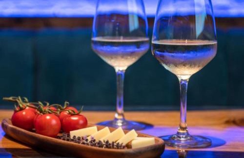 Albavilla Hotel | Elegant Suite Botticelli: Family-Friendly Dining Awaits