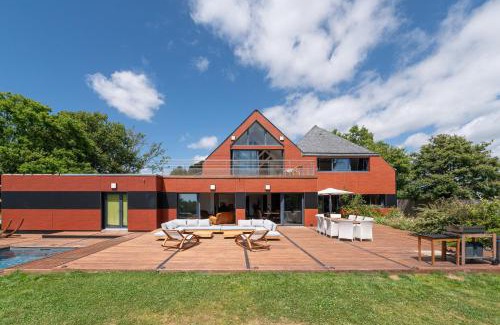 Ploeren Bed & Breakfast | Relax at Suite Cathédrale - Ty Castel with Pool Access