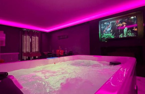 Melun House | Indulgent Suite with Private Cinema and Hot Tub Retreat