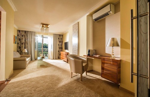 Loipersdorf bei Fuerstenfeld House | Relaxing Suite Classica at Thermalhotel Leitner Awaits