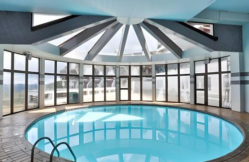Alto do Capivari Apartment | Discover Cama Queen with Daily Service and Pool Access