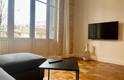 Villette Gare Apartment | Pet-Friendly Suite Corneille: Guest Rated 9.7/10