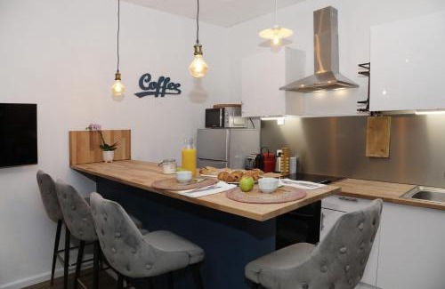 Senlis Apartment | Cozy Suite in the Heart of the City with Private Sauna