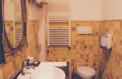 Piazza Armerina Hotel | Discover Suite d'autore: Eco-Friendly Retreat with Hot Tub