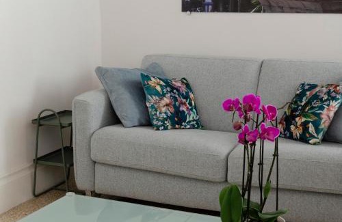 Montecalvario Apartment | Discover Suite Dante: 4-Star Comfort with Breakfast Included
