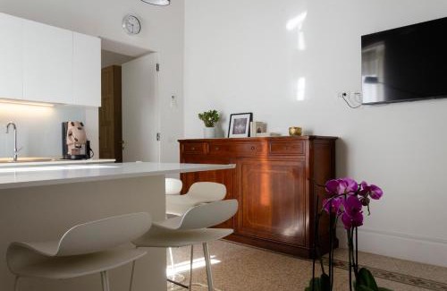 Montecalvario Apartment | Discover Suite Dante: 4-Star Comfort with Breakfast Included