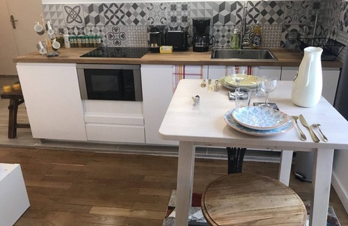 Part Dieu - Bir Hakeim Apartment | Cozy Suite de Léon - Ideal Studio with Kitchen & Garage