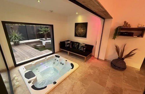 Rougiers Bed & Breakfast | Indulgent 65m² Private Suite with Pool and Spa Retreat