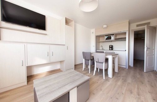 Bray-Dunes House | Deluxe Suite for 4 with Balcony & Kitchen Amenities