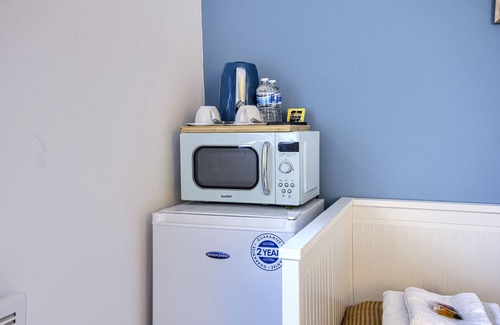 Hackney Central Apartment | Deluxe Suite with Shared Bathroom & Street View Accommodations