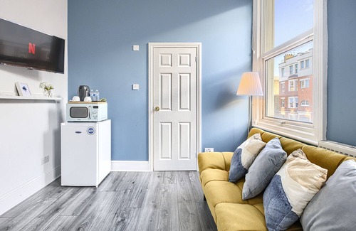 Hackney Central Apartment | Deluxe Suite with Shared Bathroom & Street View Accommodations