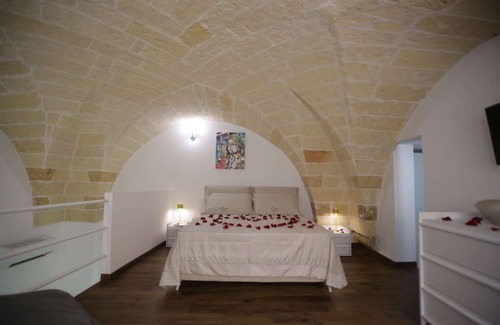 Squinzano Bed & Breakfast | Indulge in a Suite with Heated Pool and Jacuzzi Bliss
