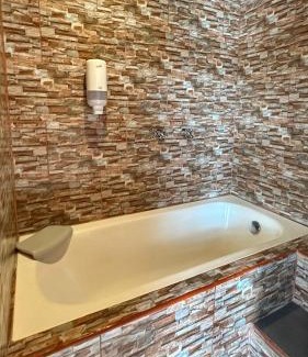 Jerico Apartment | Pet-Friendly Apartment in Jerico with Inviting Bathtub