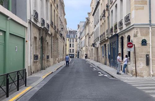 Arsenal Apartment | Stylish Suite Du Lion in Historic Marais - Family Friendly