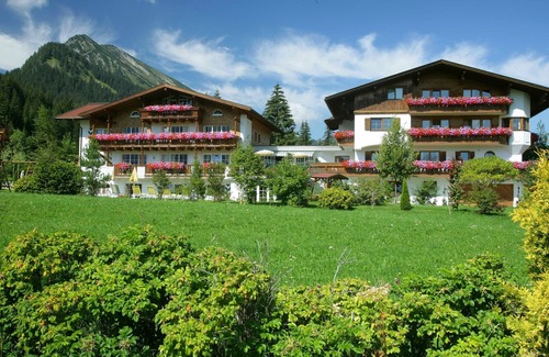 Tannheim Apartment | Cozy Suite Edelweiß at Landhaus Sammer - Family Friendly