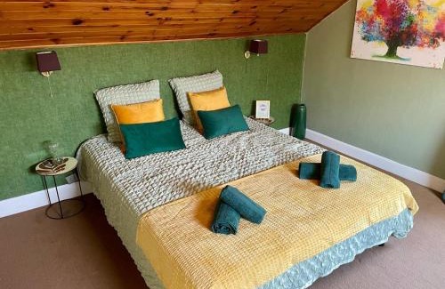 Quinssaines Bed & Breakfast | Discover Suite Emeraude: Family-Friendly with Pool Access