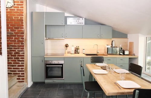 Senlis House | Garden Suite Retreat with Private Garden & Spa Amenities
