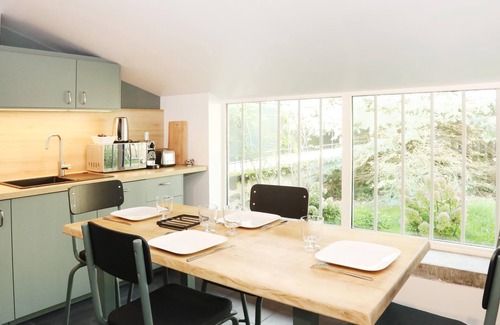 Senlis House | Garden Suite Retreat with Private Garden & Spa Amenities