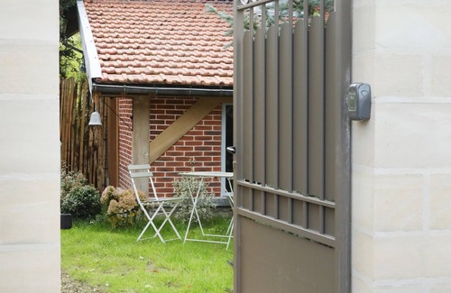 Senlis House | Garden Suite Retreat with Private Garden & Spa Amenities