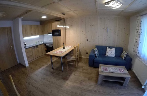 Tannheim Apartment | Cozy Suite at Guest House Reichle with Kitchen Access