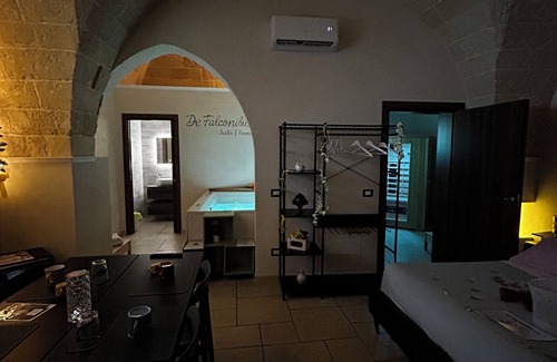 Pulsano House | Suite Il Vico – Charming Spa Suite with Jacuzzi, Sauna and Quadruple Room