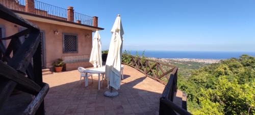 Coste Apartment | Elegant Suite in Palmento d'Epoca with Kitchen Amenities