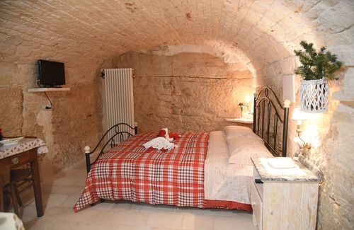 Alberobello Bed & Breakfast | Relaxing Suite in Rock with Spa and Hot Tub Amenities