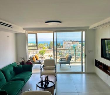 Acre Apartment | Oceanfront Suite In White: 4-Star Rating and Pet Friendly