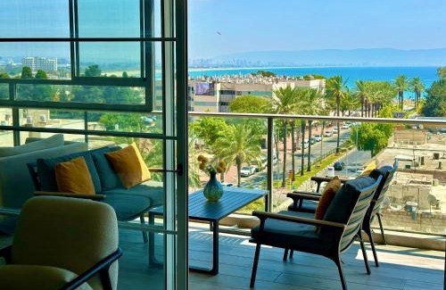 Acre Apartment | Oceanfront Suite In White: 4-Star Rating and Pet Friendly