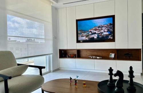 Acre Apartment | Oceanfront Suite In White: 4-Star Rating and Pet Friendly