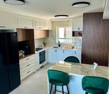 Acre Apartment | Oceanfront Suite In White: 4-Star Rating and Pet Friendly