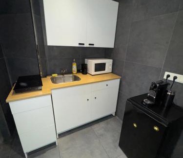 Friedrichshain Apartment | Welcoming Suite Julius Cesar with Hot Tub & Pet-Friendly Stay