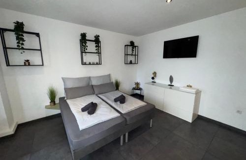 Friedrichshain Apartment | Welcoming Suite Julius Cesar with Hot Tub & Pet-Friendly Stay
