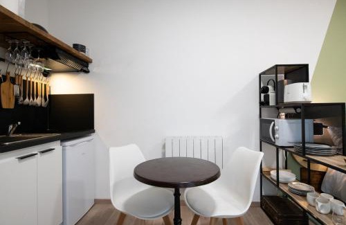 La Demi - Lune Apartment | Modern Suite Kella 1: Family-Friendly Studio Retreat