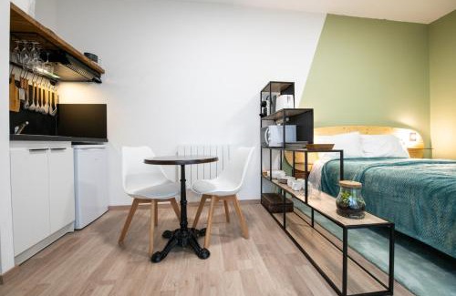 La Demi - Lune Apartment | Modern Suite Kella 1: Family-Friendly Studio Retreat