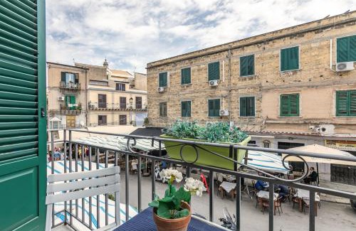 Albergheria Apartment | Discover Suite Kemonia - Family-Friendly Ballarò Apartment