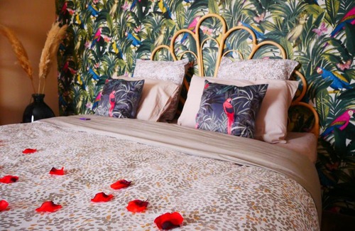 Grans Bed & Breakfast | Relax at Suite l'écho des pierres with Inviting Hot Tub