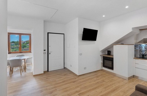Bomerano Apartment | Suite La Primula with Mountain View, Wi-Fi and Air Conditioning