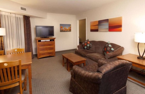 Lone Tree House | Suite Life: Unwind and Explore in Park Meadows! Outdoor Pool, BBQ Facilities!