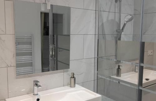 Castelnaudary Apartment | Suite Mermoz: Scenic Views, Pool & Family Friendly Amenities