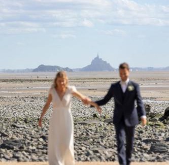 Saint-Jean-le-Thomas Bed & Breakfast | Beautiful Suite Napoléon 3 with Balcony & Mont St Michel Views