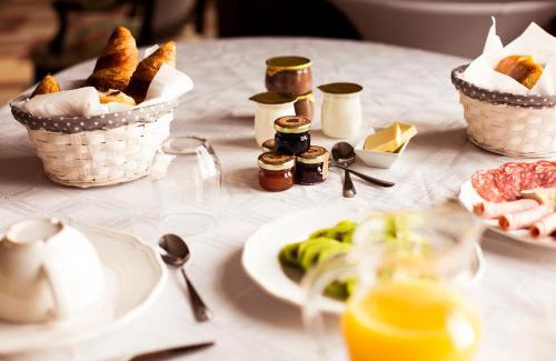 Saint-Jean-le-Thomas Bed & Breakfast | Beautiful Suite Napoléon 3 with Balcony & Mont St Michel Views