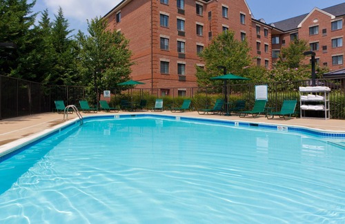 McLean Condo | Ideal Suite Near DC with Free Breakfast & Fitness Center
