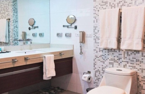 Asia House | Suite Ocean at VPX Hotel.