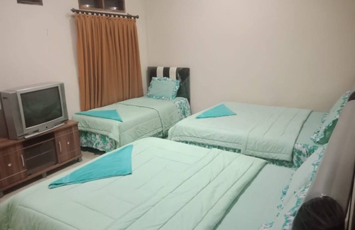 Berastagi Hotel | Family-Friendly Suite Pakar Hotel with Inviting Pool