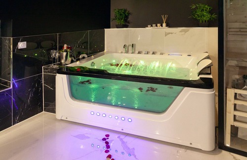Meaux House | Indulgent Suite Panthéon with Jacuzzi & Sauna - 10/10 Score