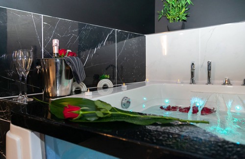 Meaux House | Indulgent Suite Panthéon with Jacuzzi & Sauna - 10/10 Score