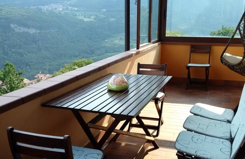Arias Apartment | Scenic Suite Paola with Lake View & Family-Friendly Amenities