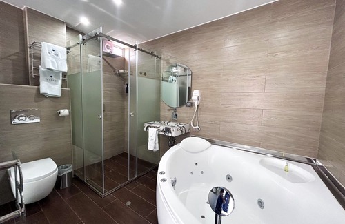 Chancay House | Relaxing Suite with Hot Tub & Balcony Near Plaza de Chancay
